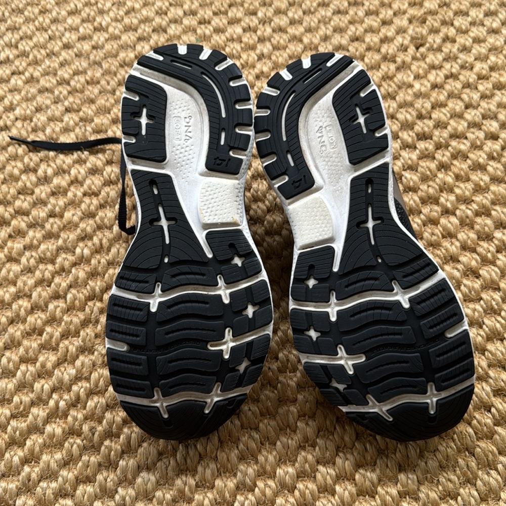 Brooks Ghost 14 - black and silver - size 8 wide - Picture 5 of 5
